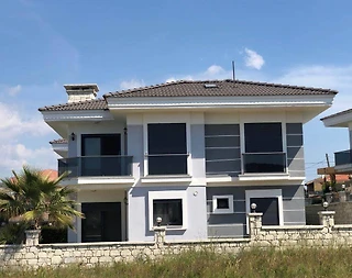 İzmir Çeşme'de Denize Yakın Konumda, Modern Tasarımlı, Kiralık Villa - 1