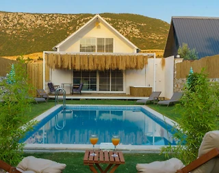 Kaş Bezirgan'da Huzurlu Konumda, Özel Havuzlu, Şık Villa - 1