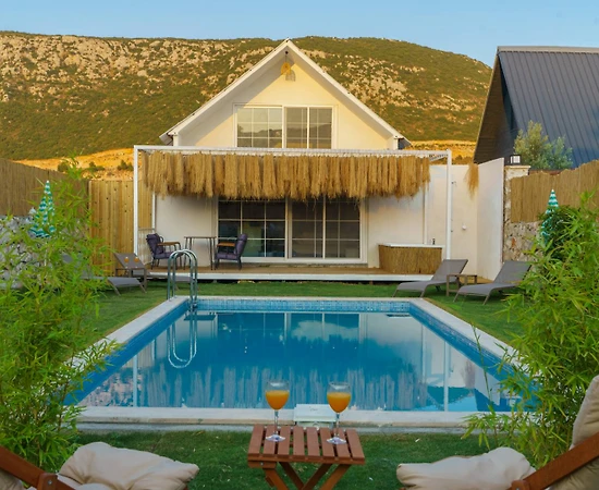 Kaş Bezirgan'da Huzurlu Konumda, Özel Havuzlu, Kiralık Villa - 1