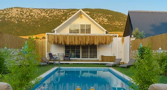 Kaş Bezirgan'da Huzurlu Konumda, Özel Havuzlu, Şık Villa