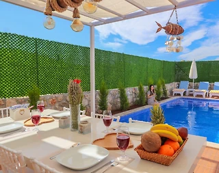 Kaş Bezirgan'da Geniş Ailelere Uygun, Özel Havuzlu, Kiralık Villa - 5