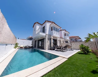 Çeşme Çiftlik'de Denize Yakın Mesafede, Özel Havuzlu, Lüks Villa - 1