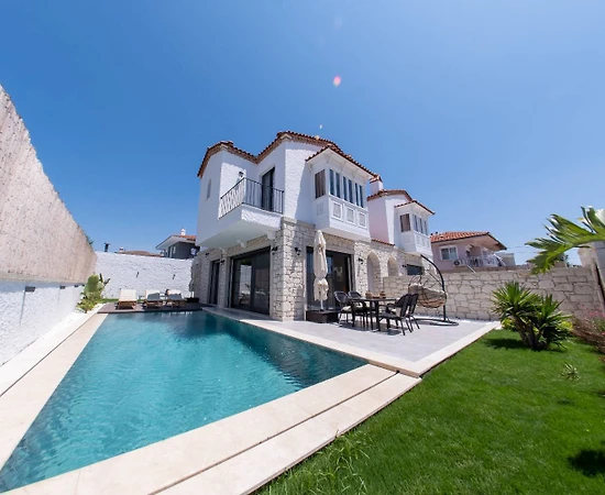 Çeşme Çiftlik'de Denize Yakın Mesafede, Özel Havuzlu, Lüks Villa - 1