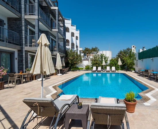 Bodrum Gümbet'te Havuz Manzaralı, Denize Yakın, 3 Kişilik Suit - 1