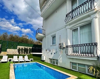 Sakarya'da Göl Manzaralı, Isıtmalı Havuzlu, Kiralık Villa - 1