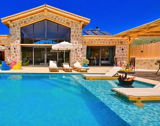 Kaş Sarıbelen'de Taş Mimarili, Geniş Bahçeye Sahip, Kiralık Villa - 1