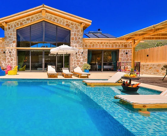 Kaş Sarıbelen'de Taş Mimarili, Geniş Bahçeye Sahip, Kiralık Villa - 1