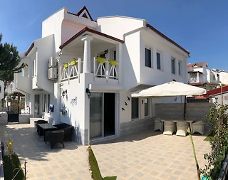Kuşadası Kadınlar Denizi'nde Site İçinde, Ortak Havuzlu, Şık Villa - 1