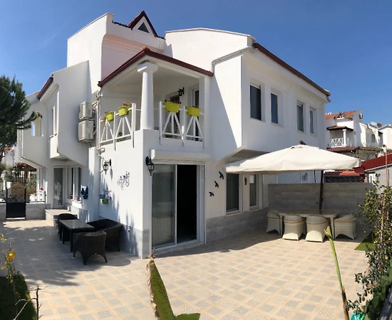 Kuşadası Kadınlar Denizi'nde Site İçinde, Ortak Havuzlu, Kiralık Villa - 1