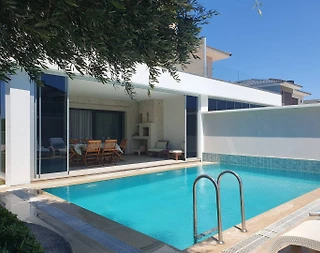 İzmir Çeşme'de Plaja Yakın Konumda, Özel Havuzlu, Konforlu Villa - 2