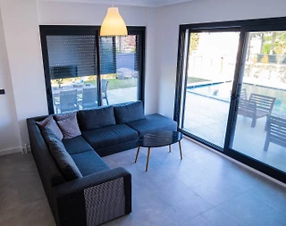 İzmir Çeşme'de Merkezi Konumda, Özel Havuzlu, Bahçeli,  Lüks Villa - 4