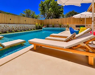 Kaş Sarıbelen'de Taş Mimarili, Geniş Bahçeye Sahip, Kiralık Villa - 2