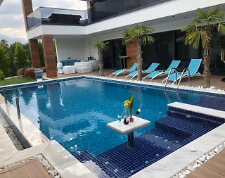 Kemer Çamyuva'da Şık Tasarımlı, Isıtmalı Özel Havuzlu, Bahçeli Villa - 2