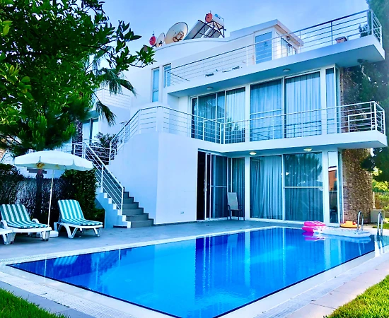 Serik Kadriye'de Merkeze Yakın, Bahçeli, Özel Havuzlu, Lüks Villa - 1