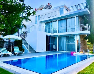 Serik Kadriye'de Merkeze Yakın, Bahçeli, Özel Havuzlu, Lüks Villa - 1