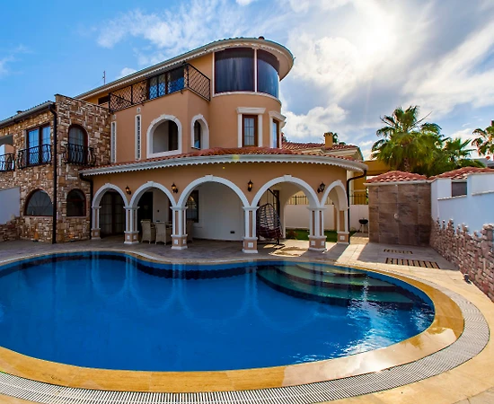 Serik Kadriye'de Modern Mimarili, Özel Havuzlu, Konforlu Villa - 1