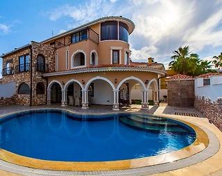 Serik Kadriye'de Modern Mimarili, Özel Havuzlu, Konforlu Villa - 1