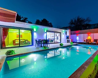 Kalkan Üzümlü'de Geniş Bahçeli, Özel Havuzlu, Jakuzili Balayı Villası - 2