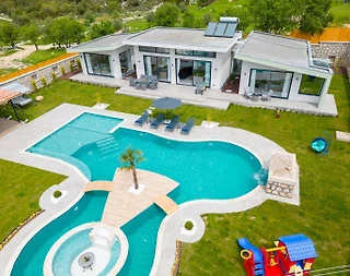 Kaş Sarıbelen'de Çocuk Oyun Alanlı, Geniş Havuzlu, Kiralık Villa - 1