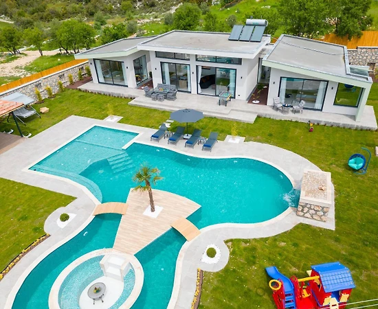 Kaş Sarıbelen'de Çocuk Oyun Alanlı, Geniş Havuzlu, Kiralık Villa - 1