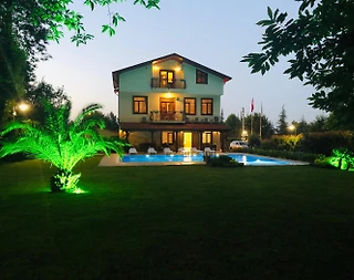 Sakarya Sapanca'da Elverişli Konumda, Özel Havuzlu, Geniş Villa - 1