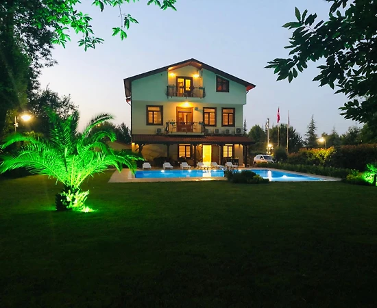 Sakarya Sapanca'da Elverişli Konumda, Özel Havuzlu, Geniş Villa - 1