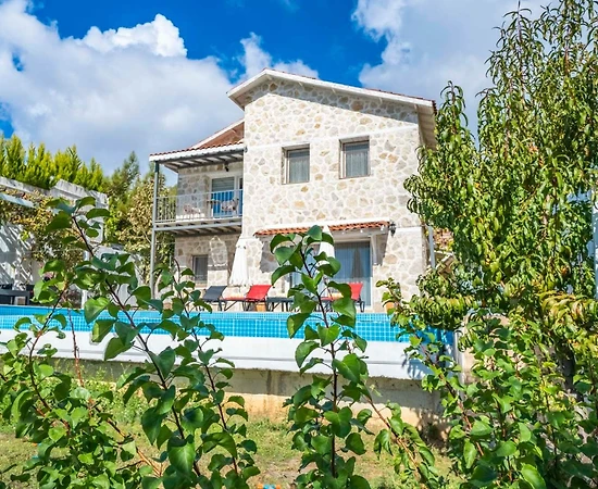 Kaş İslamlar'da Geniş Bahçeli, Özel Havuzlu, Kiralık Villa - 1
