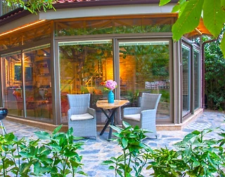 Sapanca'da Romantik Tasarıma Sahip, Geniş Bahçeli, Şömineli, Şık Villa - 3