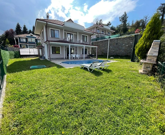 Sapanca Mahmudiye'de Göl Manzaralı, Isıtmalı Havuzlu, Tatil Villası - 1