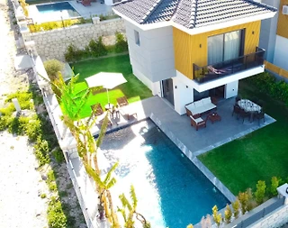 İzmir Çeşme'de Merkezi Konumda, Özel Havuzlu, Lüks Villa - 1