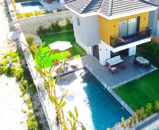 İzmir Çeşme'de Merkezi Konumda, Özel Havuzlu, Lüks Villa - 1