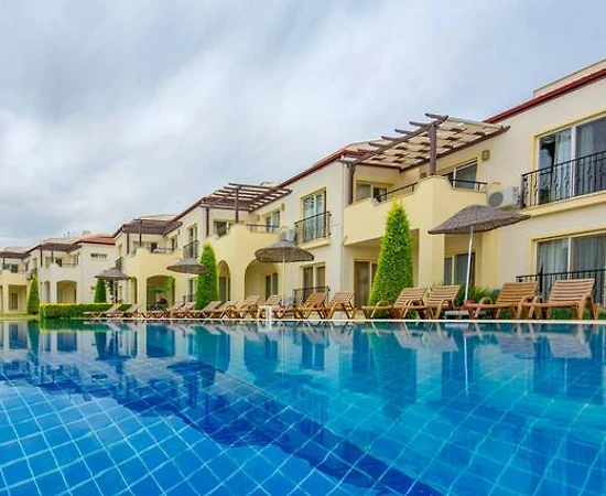 Didim Akbük'te Tesis İçerisinde, Özel Plajlı, Kiralık Tatil Evi - 1