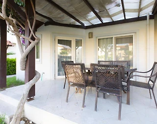 Didim Akbük'te Özel Plajlı Tesiste, Bahçeli Kiralık Yazlık  - 2