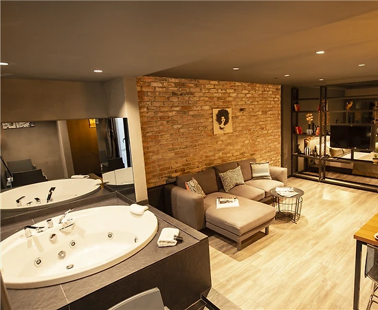 İstanbul Ataşehir'de Merkezi Konumda, Jakuzili, Kiralık Suit - 1