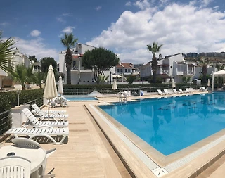 Kuşadası Kadınlar Denizi'nde Site İçinde, Ortak Havuzlu, Şık Villa - 3