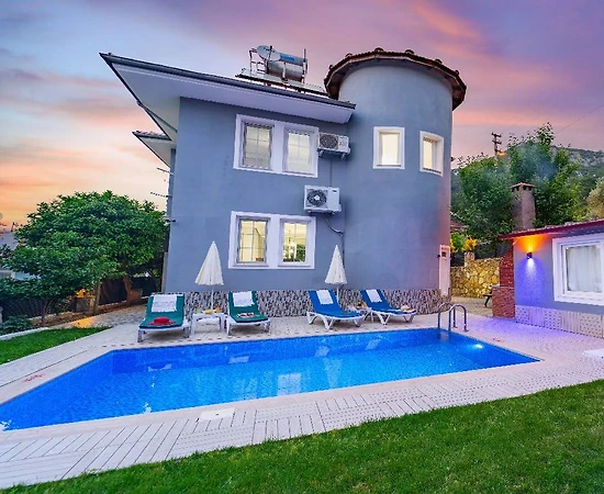 Muğla Fethiye'de Doğa Manzaralı, Özel Havuzlu, Geniş Bahçeli Villa - 1