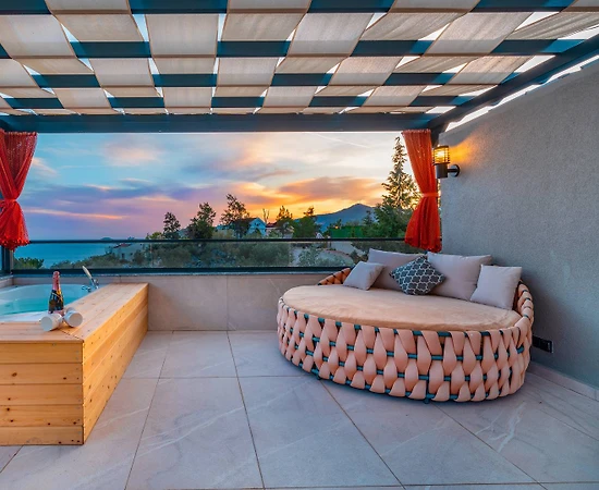 Kaş Kalkan'da Deniz Manzaralı, Özel Havuzlu, Modern Tasarımlı Villa - 1