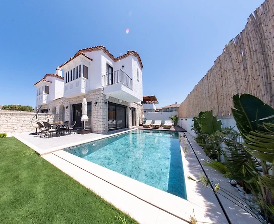 Çeşme Çiftlik'de Denize Yakın Konumda, Özel Havuzlu, Lüks Villa - 1