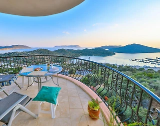 Kaş Andifli'de Göz Alıcı Deniz Manzaralı, Ortak Havuzlu, Kiralık Suit - 1