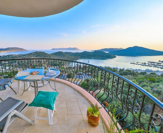 Kaş Andifli'de Göz Alıcı Deniz Manzaralı, Ortak Havuzlu, Kiralık Suit - 1