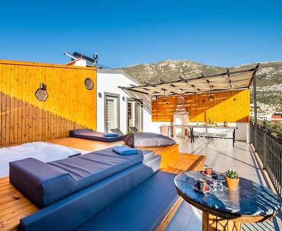 Kaş Kalkan'da Deniz Manzaralı, Çift Jakuzili, 4 Kişilik Tatil Evi - 1