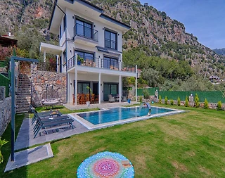 Fethiye Göcek'te Modern Tasarımlı, Özel Havuzlu, Bahçeli Villa - 1