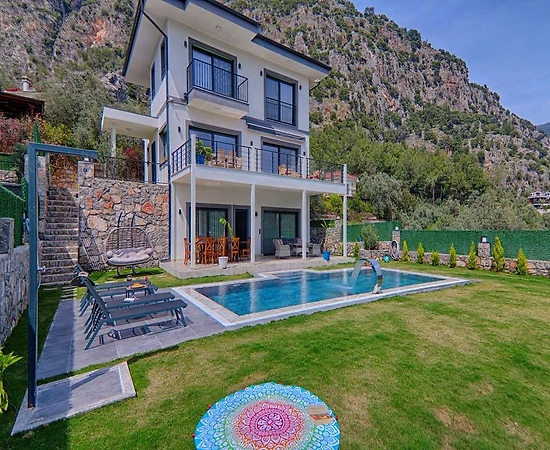 Fethiye Göcek'te Modern Tasarımlı, Özel Havuzlu, Bahçeli Villa - 1