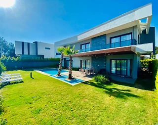 Kuşadası'nda Tam Korunaklı, Özel Havuzlu, 4+1, Kiralık Lüks Villa - 2