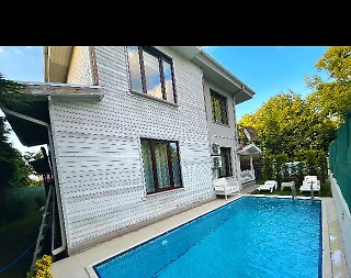 Sapanca Soğuksu'da Elverişli Konumda, Geniş Bahçeli, Kiralık Villa - 1