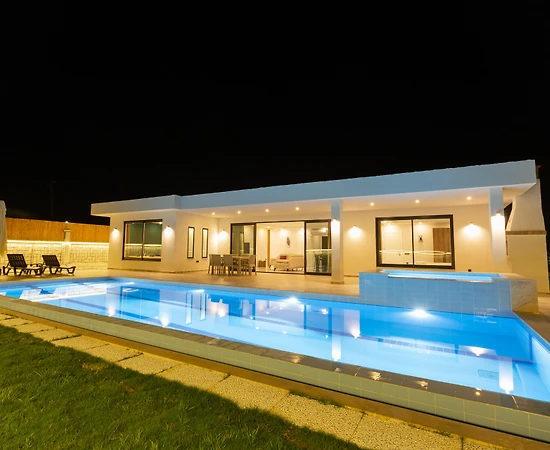 Kaş Sarıbelen'de Yemyeşil Bahçeli, Özel Havuzlu, Jakuzili, Ferah Villa - 1