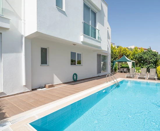 Kuşadası Kadınlar Denizi'nde Harika Manzaralı, Özel Havuzlu, Kiralık Villa - 1