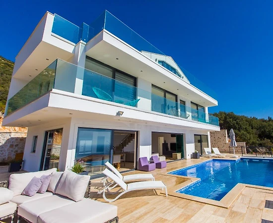 Kaş Kalkan'da Denize Yakın, Sinema Odalı, Lüks Villa - 1