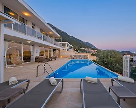 Kaş Kalkan'da Merkezi Konumda, Özel Havuzlu, Jakuzili, Kiralık Villa - 3