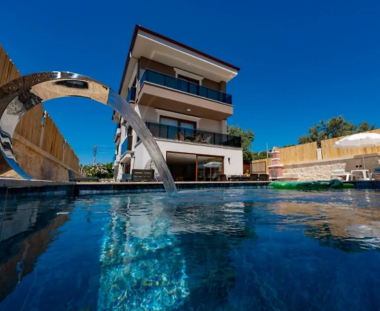 Demre'de Deniz Manzaralı, Havuzlu, Jakuzili ve Saunalı, Kiralık Villa - 1
